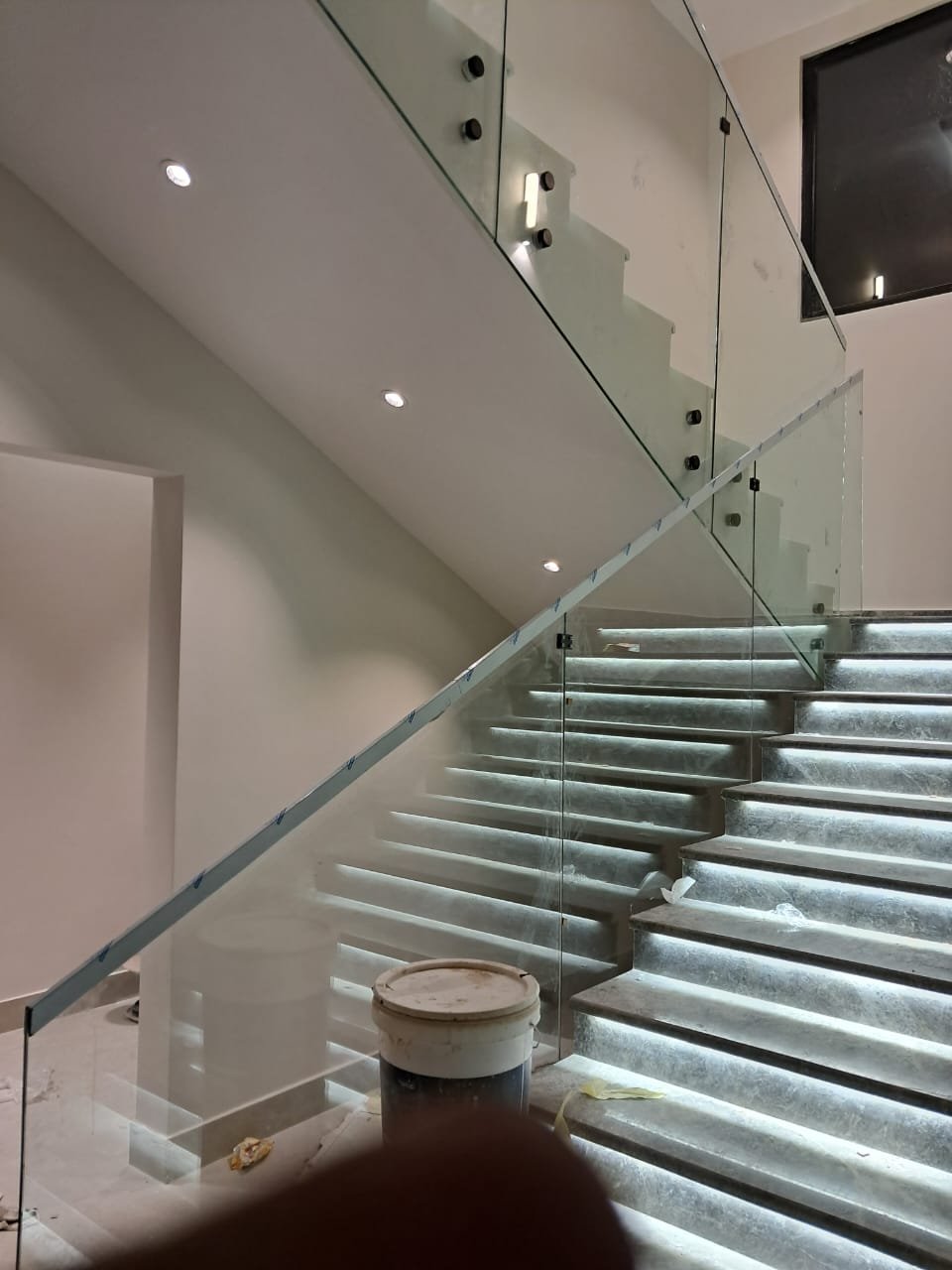 تركيب درابزين زجاج للسلالم